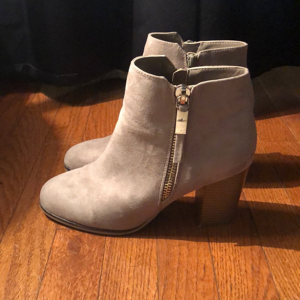 Apt 9 beige gold zipper ankle booties 3in heel size 9